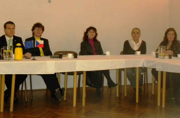 Radní Pavel Petráček (vlevo) u "kulatého" stolu v Semiclech